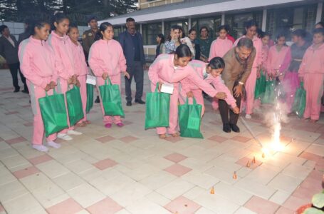 मुख्यमंत्री ने अनाथ  बच्चों के साथ मनाई दिवाली