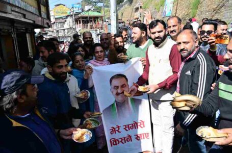 युवा मोर्चा ने सरकार के खिलाफ निकाली समोसा जलूस एवं वितरण,इस भ्रष्ट सरकार की बुद्धि भी भ्रष्ट : तिलक